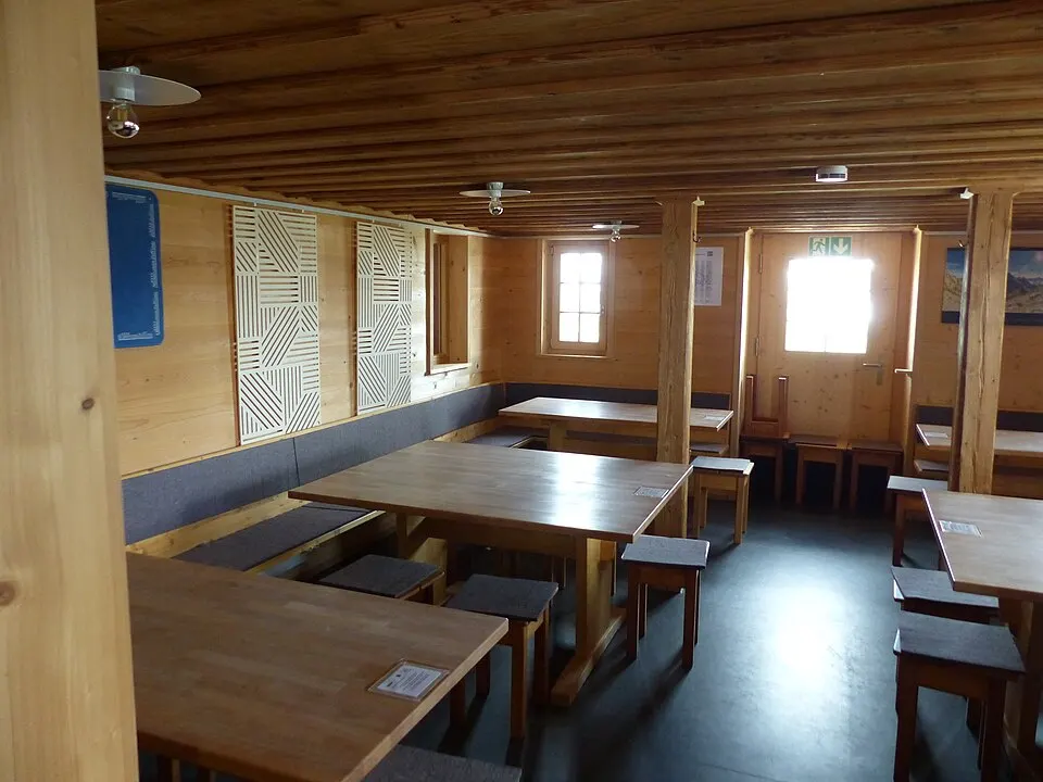 Albert-Heim-Hütte — Gastraum Albert Heim Hütte 2024a