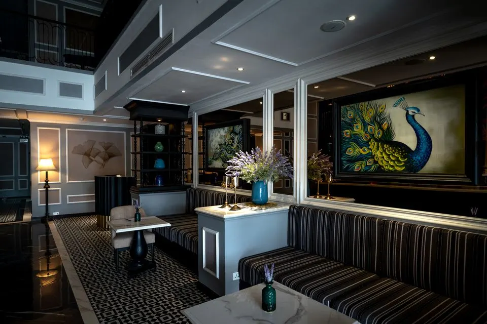 Art Hotel Riposo — Luxurious hotel lobby featuring opulent decor, art, and comfortable seating for guests.