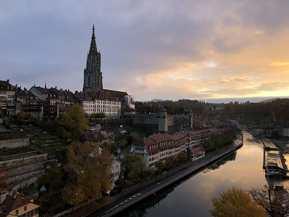 Bern, Blick von der Kirchfeldbrücke auf die Altstadt mit Münster und Münsterplattform sowie die Aare mit…