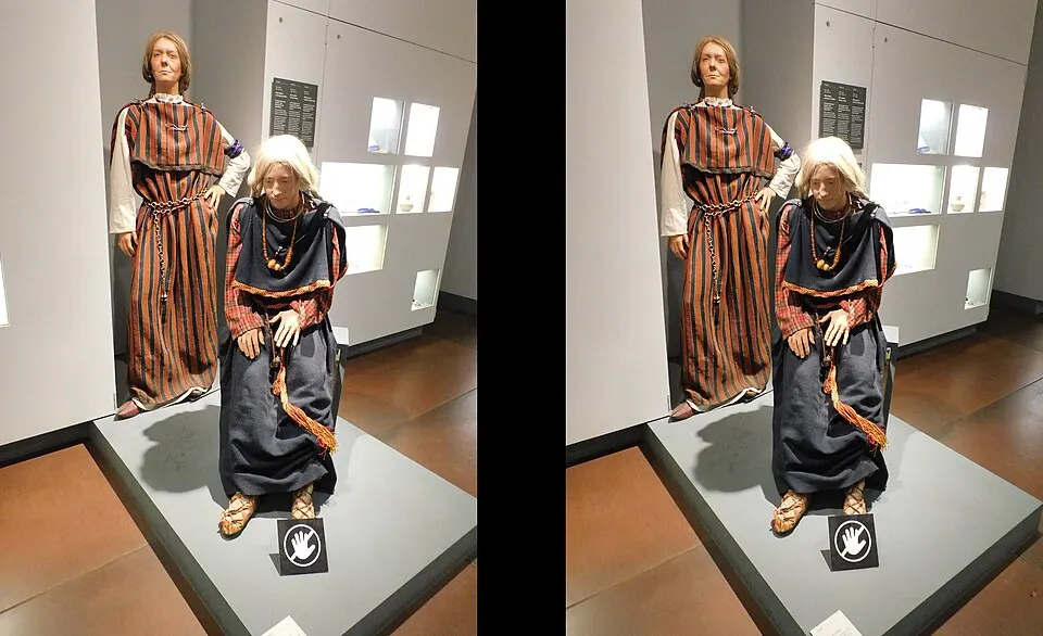 SW45 B 09 Bern Historical museum BCE clothes jewellery 3D