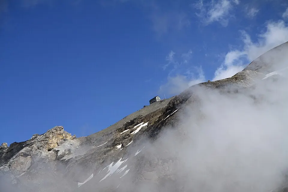 Blüemlisalphütte in summer 2011