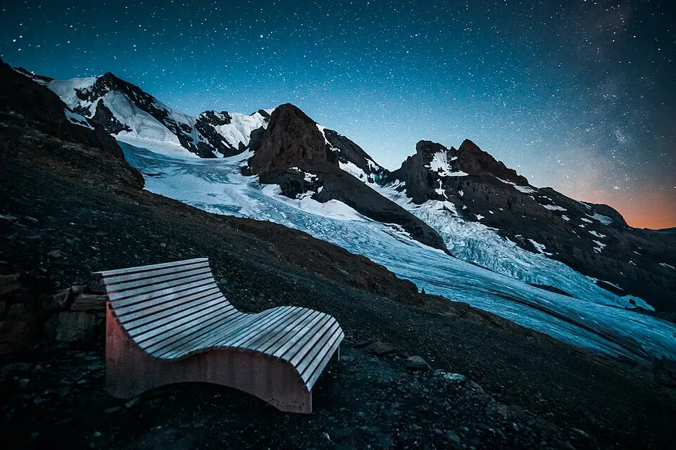 Blüemlisalphütte — Sleep under a sky of a thousand stars at Blümlisalphütte