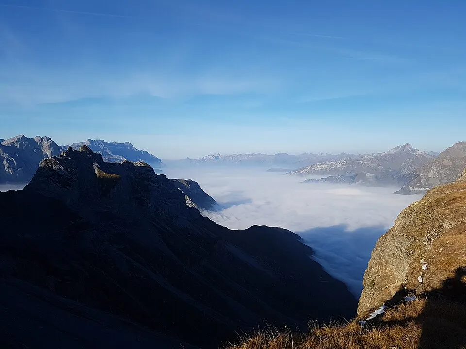 View on the sea of fog below Claridenhütte