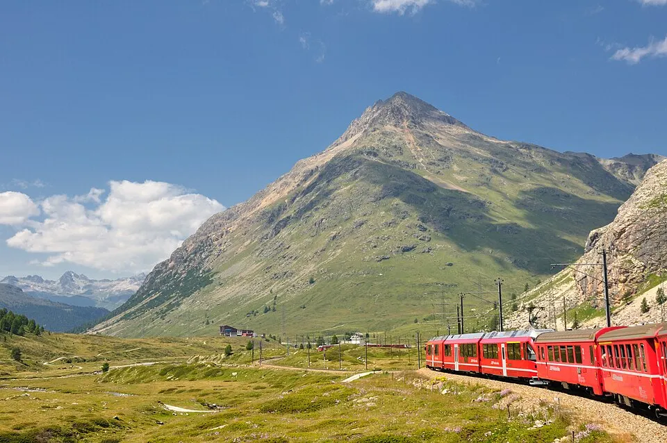 Diavolezza cable car — 2011 08 02 14 31 53 Switzerland Berninahäuser
