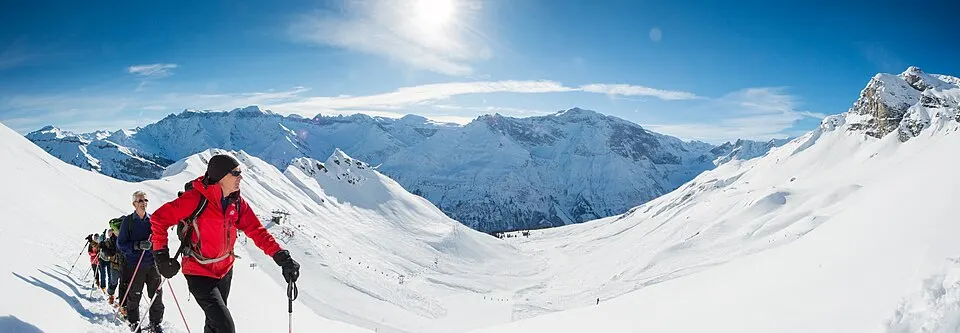 Skitourengänger im Skigebiet von Elm in Glarus Süd, Kanton Glarus