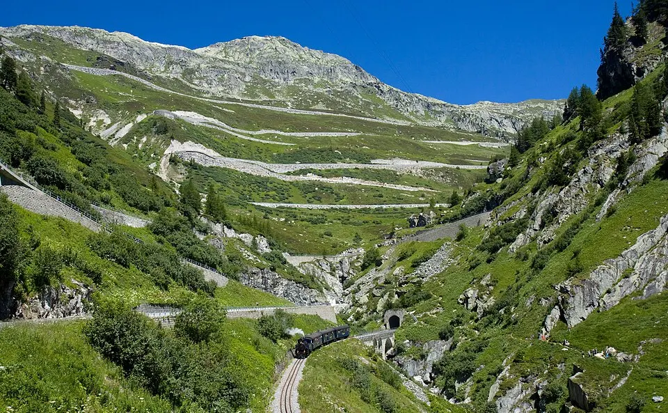 Furka Cogwheel Steam Railway — DFB HG 3 4 Gletsch Oberwald mit Grimselpassstrasse