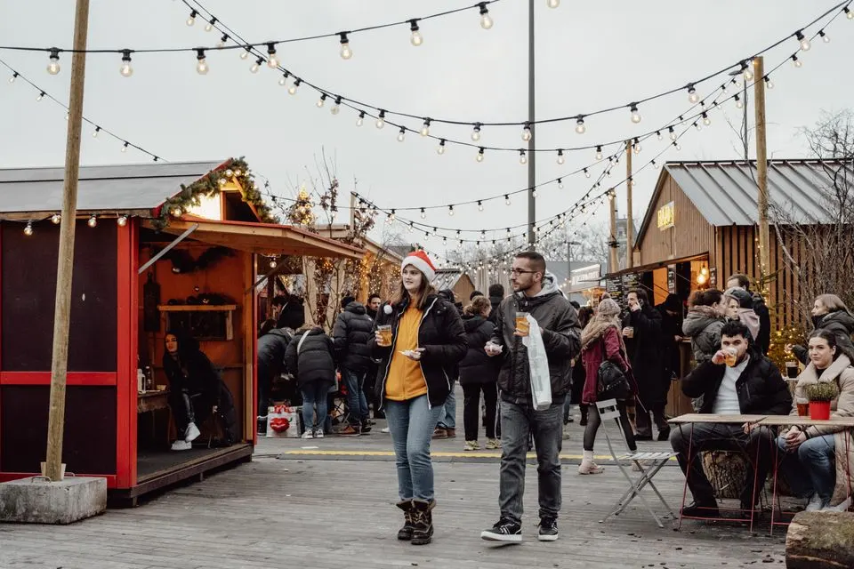 Geneva Christmas Markets — Explore the bustling Christmas market in Zurich with people enjoying festive lights and holiday cheer.