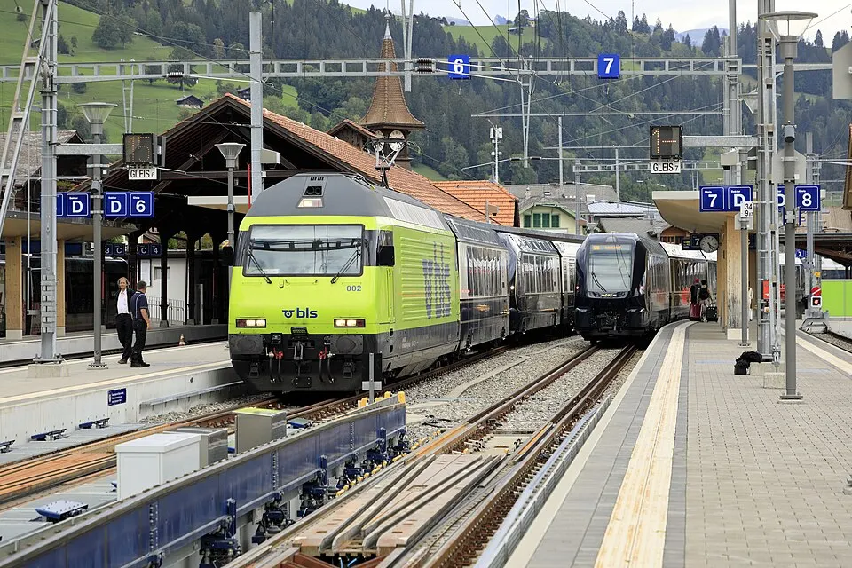 L02 694 Bf Zweisimmen, Re 465 002, »GoldenPass Express«