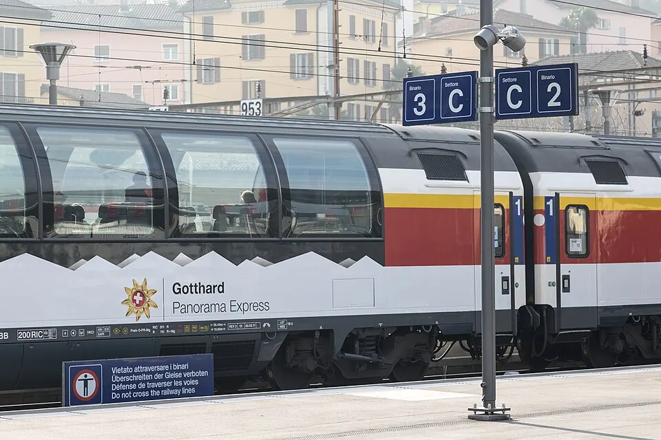 Wagen des "Gotthard Panorama Express" in Bellinzona