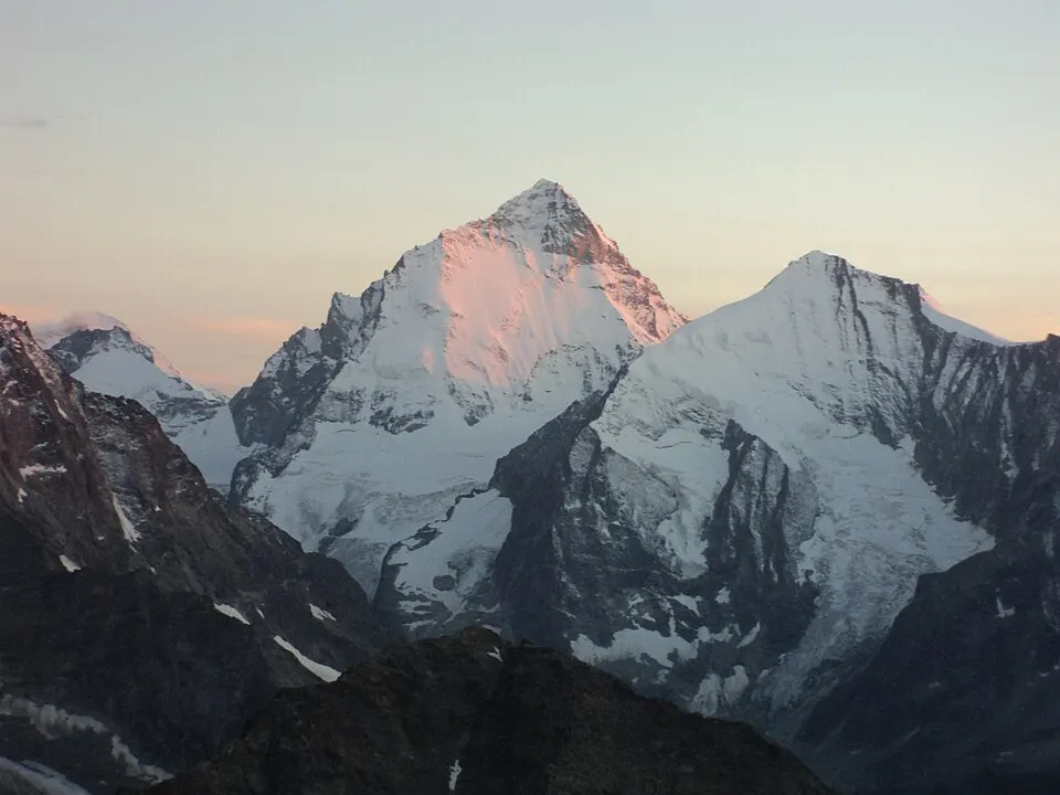 Dent Blanche e Grand Cornier al tramonto visti dalla Cabane de Tracuit