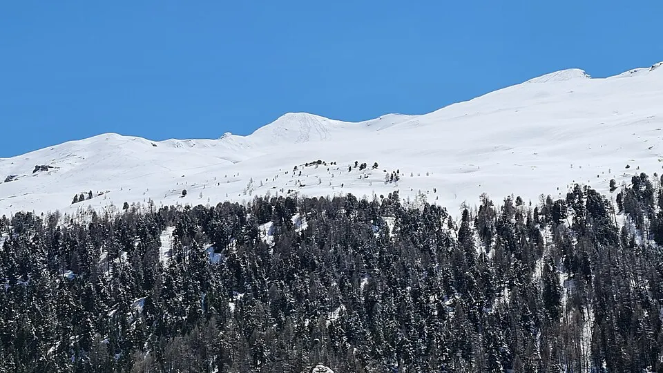 Chlin Hüreli and Grosshorn as seen from Cresta