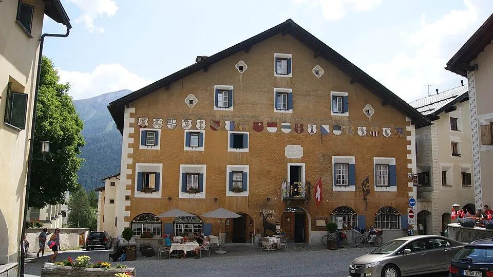 Zuoz Hotel Crusch Alva (Weisses Kreuz) 01