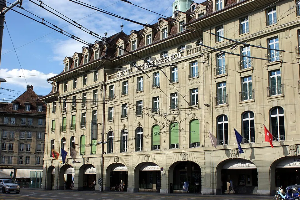 Hotel Schweizerhof Bern & Spa — 20150608 Schweizerhof Sicht Bahnhofplatz DSC05264