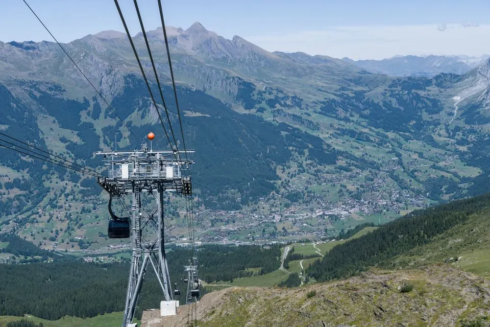 Jakobshorn cable car — Experience breathtaking views of the Swiss Alps and valleys from a cable car in summer.