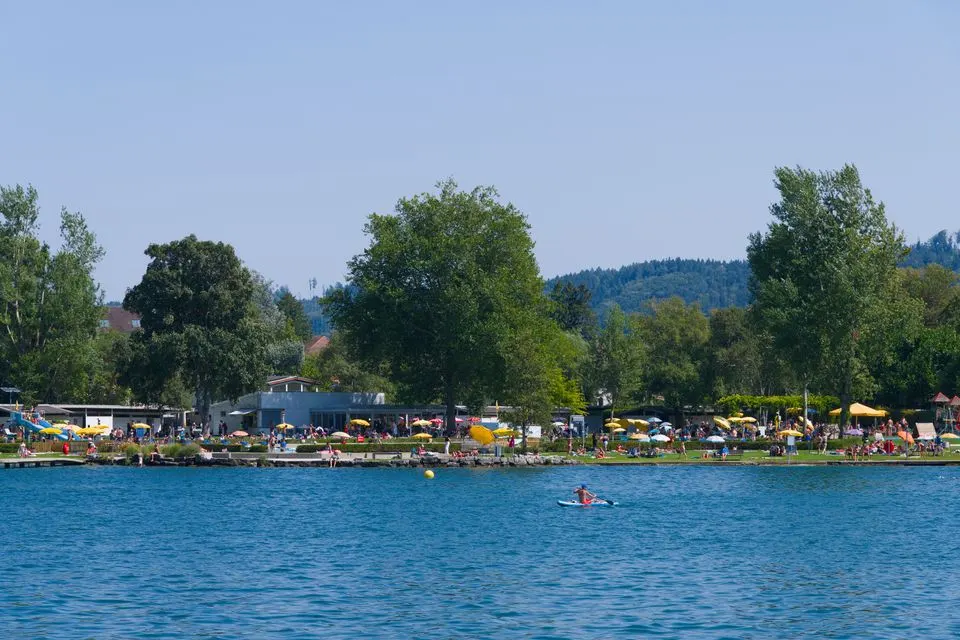Lake Murten — Lively summer scene at Murtensee Lake with people enjoying the sunny day.