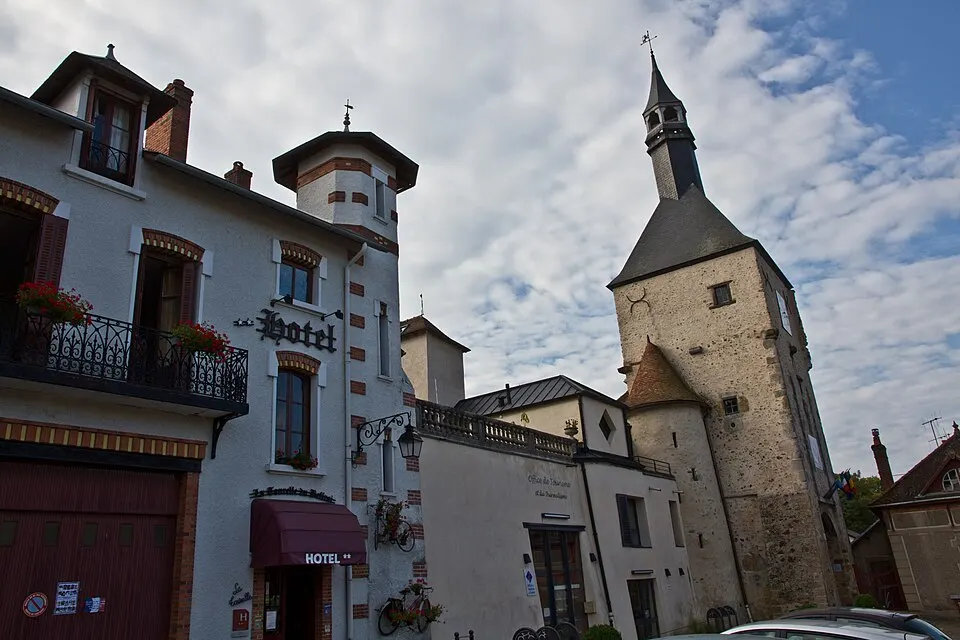 A Altstadt mit dem Uhrturm Beffroi in BOURBON LANCY
