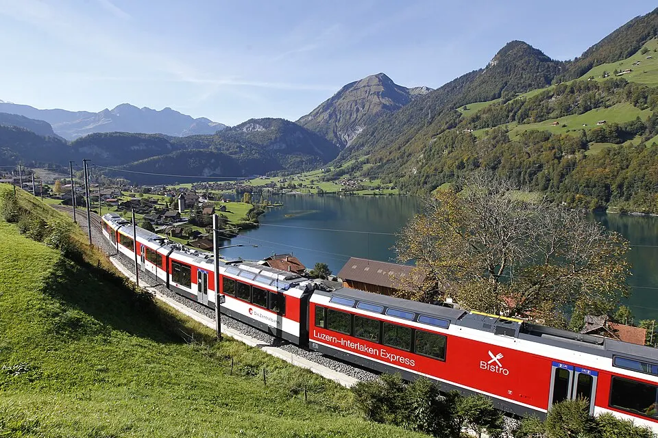 Luzern-Interlaken Express — Luzern Interlaken Express am Lungerersee