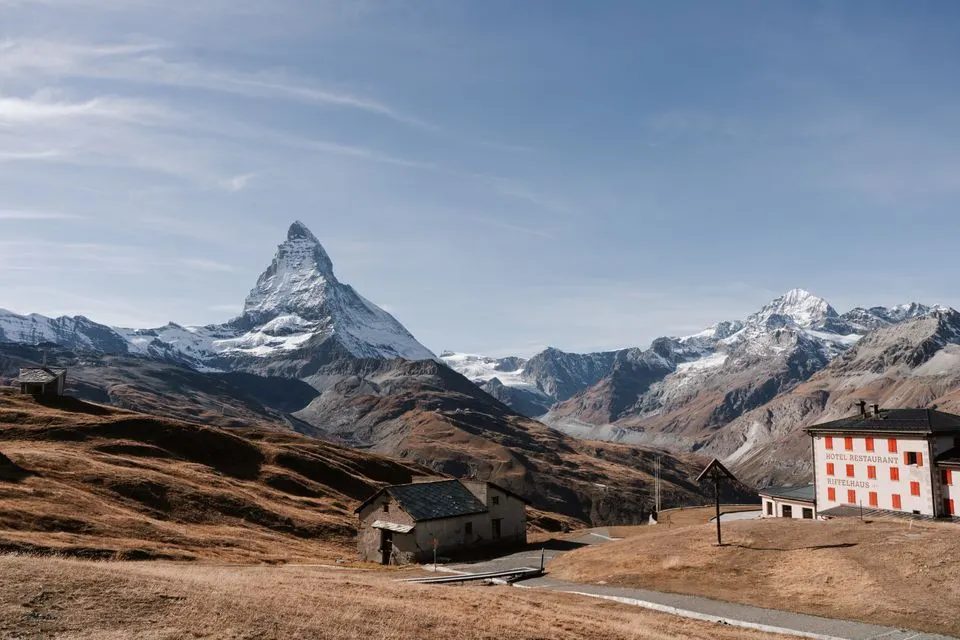 Matterhorn FOCUS — Beautiful view of the Matterhorn surrounded by rustic houses in Zermatt, Switzerland.