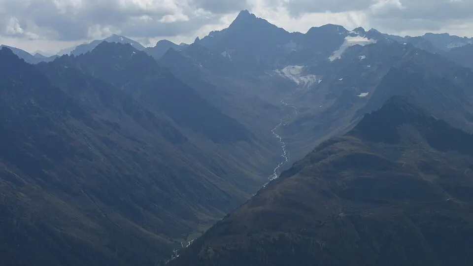 Minschuns — Laraintal mit Fluchthorn, Tasna links hinten