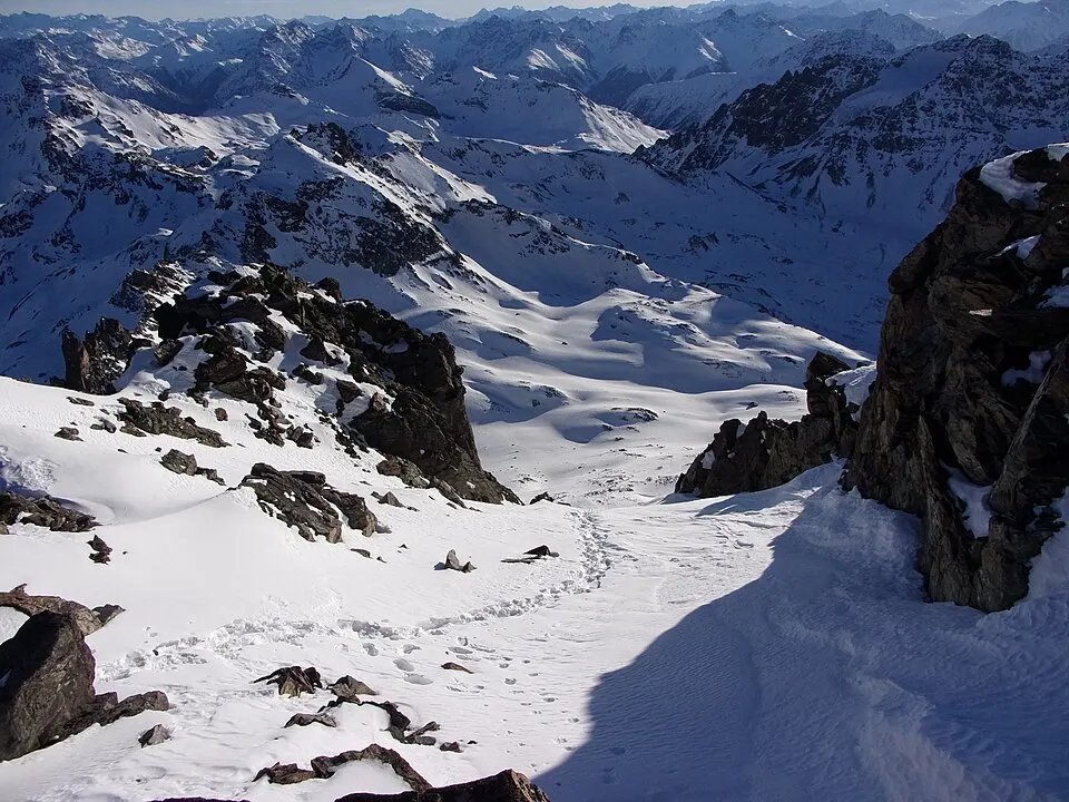 Minschuns — Ausstiegsrinne vom Gipfel, Adamello links von Corno Baitone