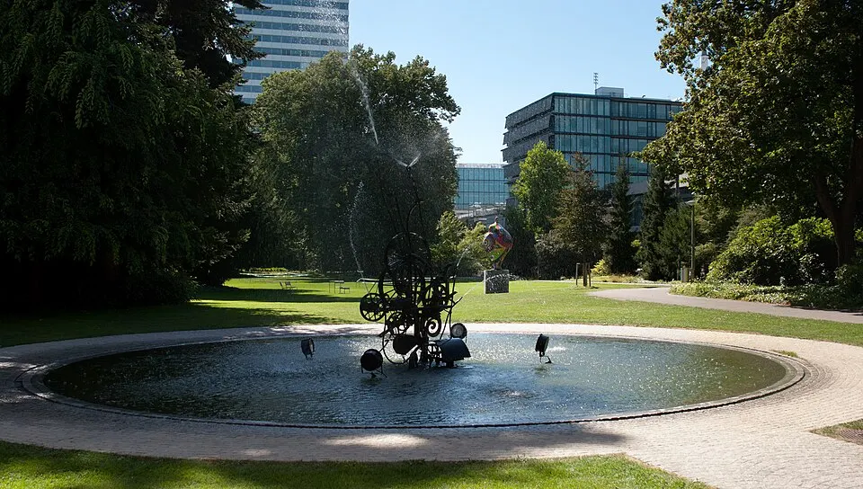 Museum Tinguely — Brunnen im Park vom Tinguely Museum