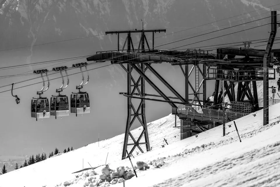 Niederhorn cable car — Scenic winter view of cable cars on Niederhorn. Perfect for travel and adventure themes.