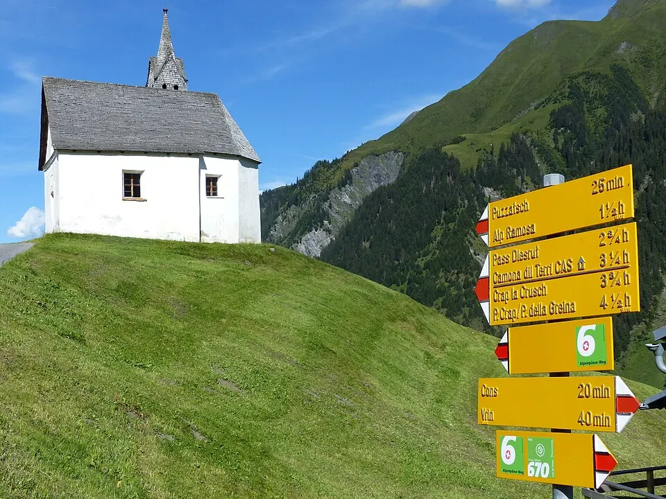 No. 6 Alpine Passes Trail — Sogn Giusep Wegweiser