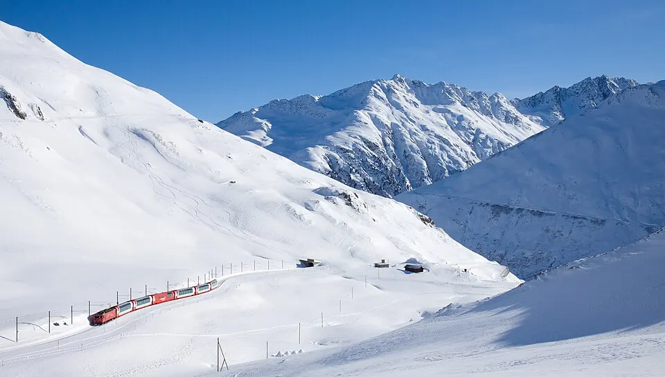 MGB HGe 4 4 II mit Glacier Express kurz vor Oberalp Passhöhe