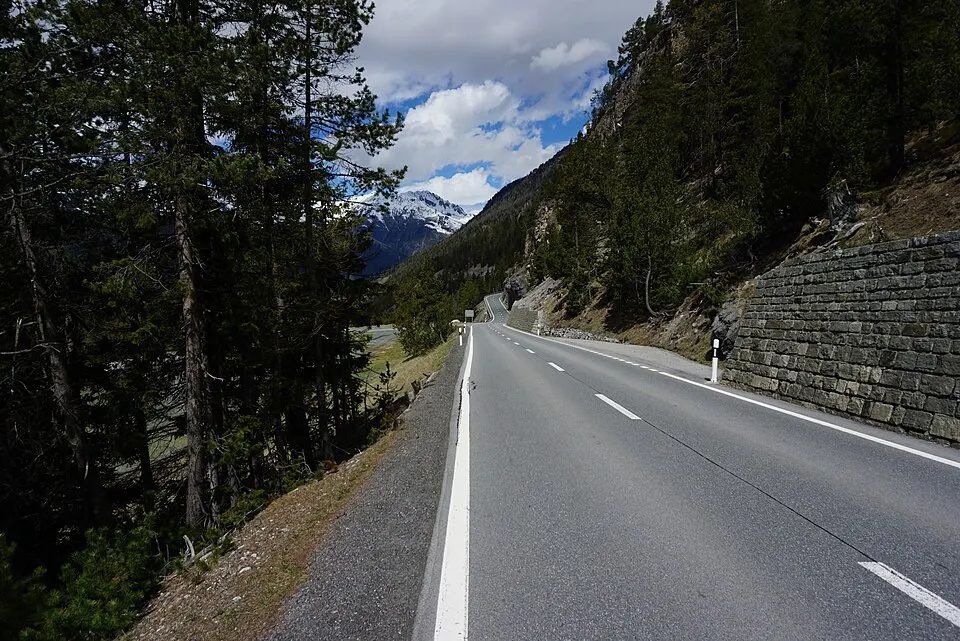Ofenpass Strasse Fussgängerperspektive