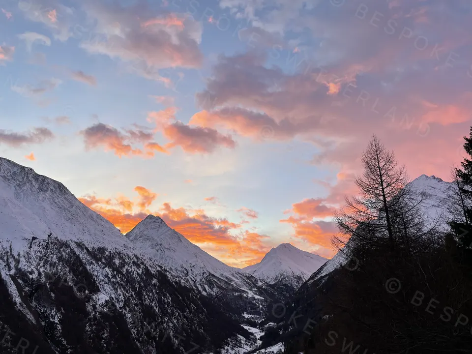 Sunrise over the peaks above Saas-Fee