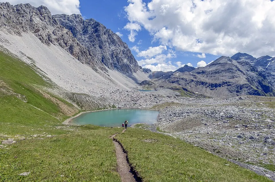 Parc Ela — Ela Seenplatte Lajets mit Wanderer