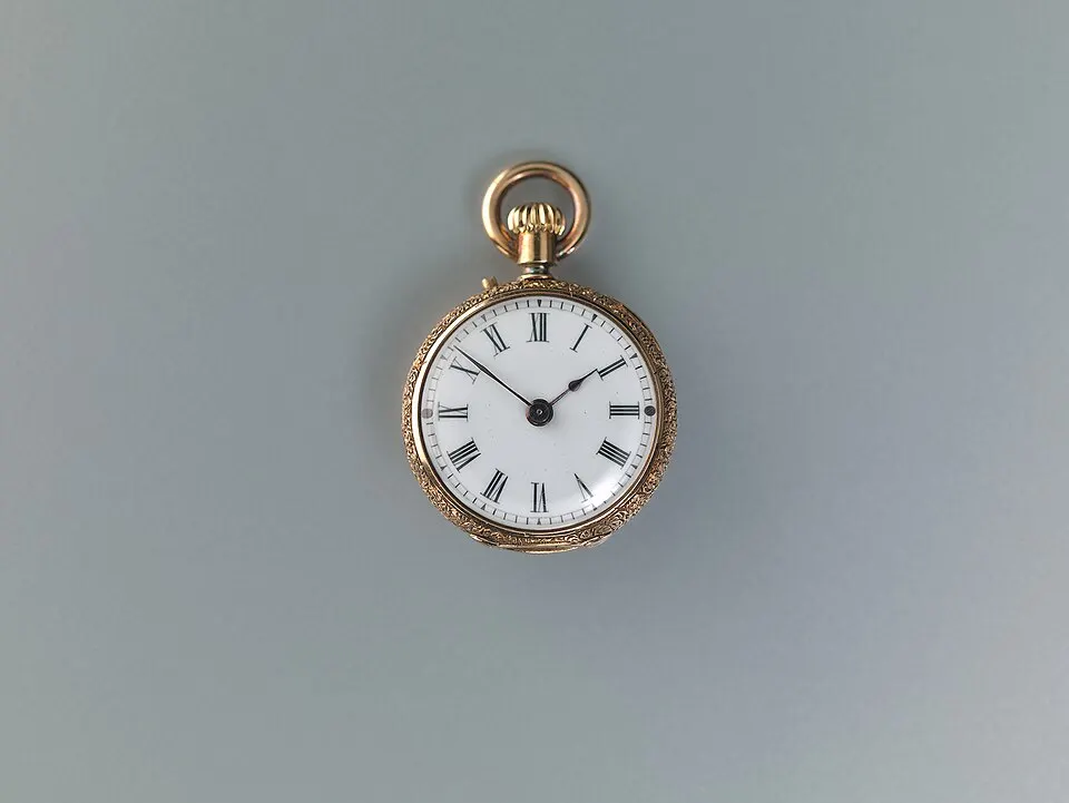 Patek Philippe Museum — Remontoir miniatuurhorloge versierd met diamanten in een de vorm van een margriet, objectnr KA 3604