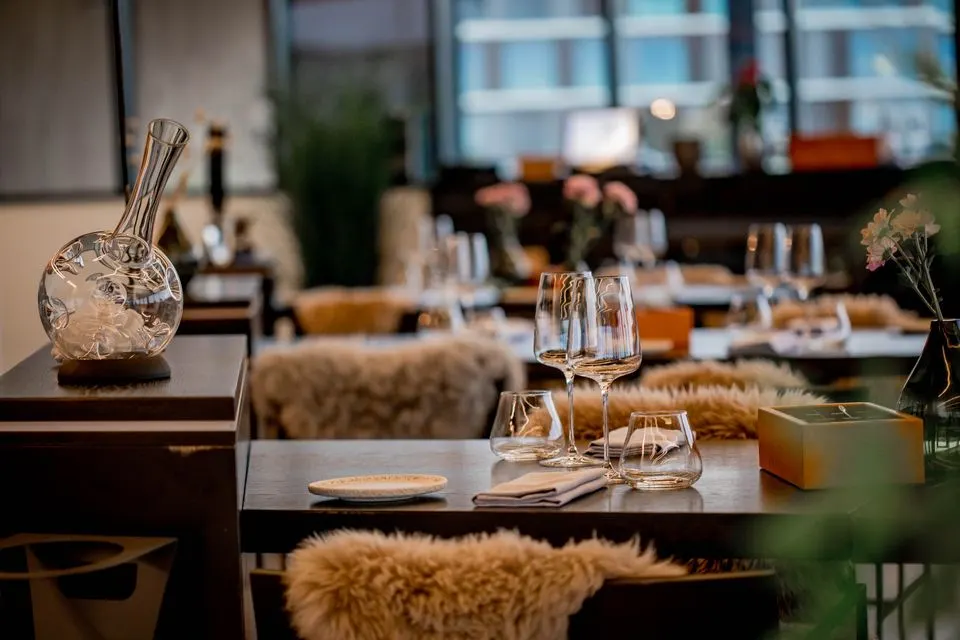 Restaurant LA — Chic restaurant interior featuring elegant glassware, tableware, and cozy decor.