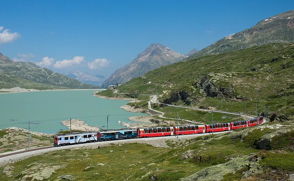 Rhaetian Railway in the Albula / Bernina Landscapes — RhB ABe 4 4 III mit Bernina Express am Lago Bianco