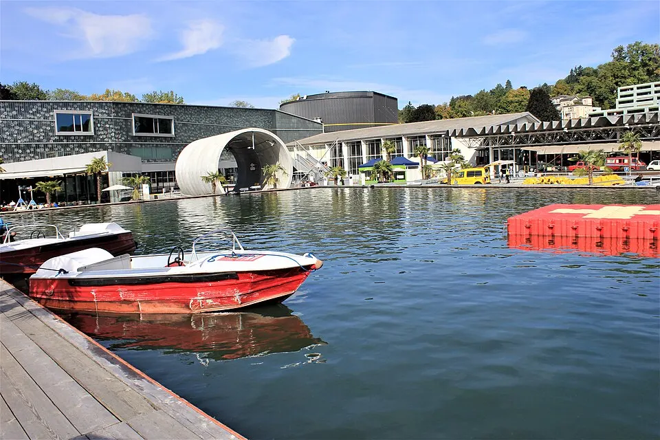 Wasserbecken im Verkehrshaus 02