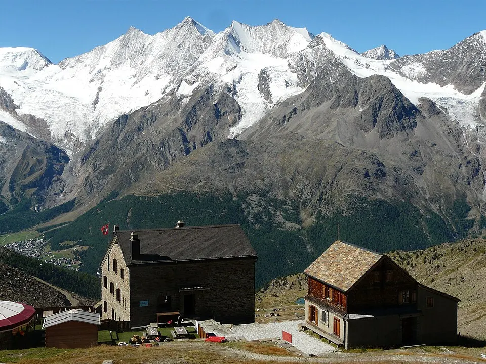 Weissmies Hut — Wiesmieshütte mit Mischabelgruppe