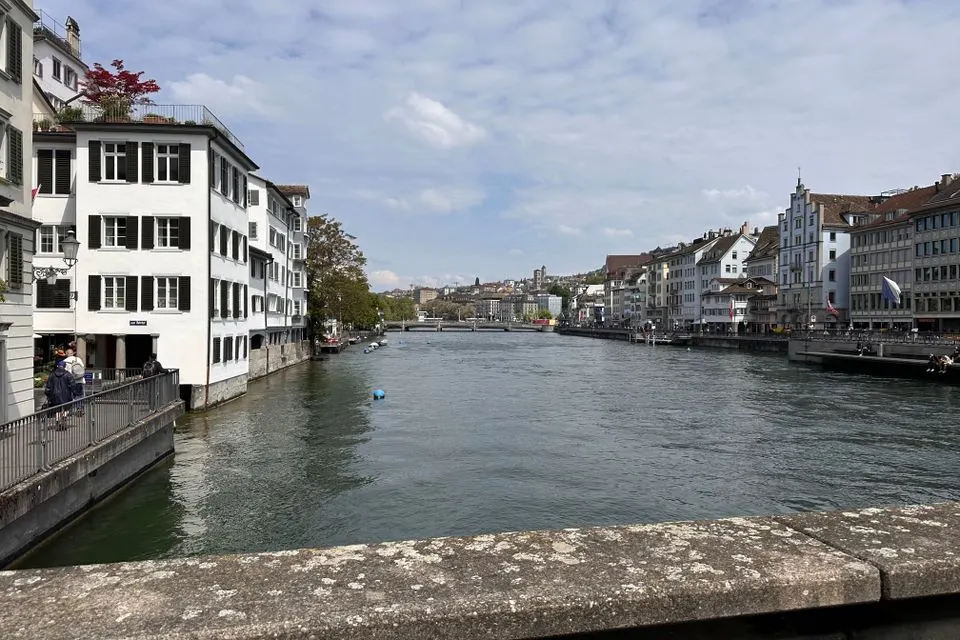 A picturesque view of the Limmat River and historic buildings in Zürich, Switzerland.